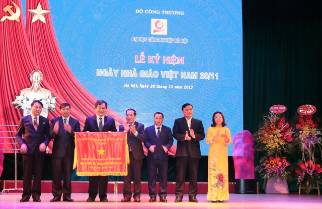 Tập thể Trường ĐH Công nghiệp Hà Nội nhận Cờ thi đua của Chính phủ