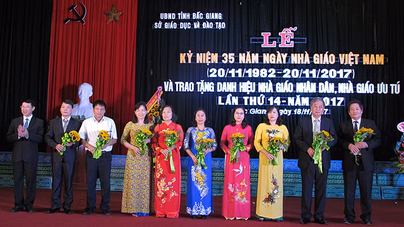 9 nhà giáo được Phó Chủ tịch UBND tỉnh Bắc Giang Lê Ánh Dương tặng hoa, chúc mừng tại Lễ kỷ niệm 35 năm ngày Nhà giáo Việt Nam. Ảnh: Sở GD&ĐT Bắc Giang