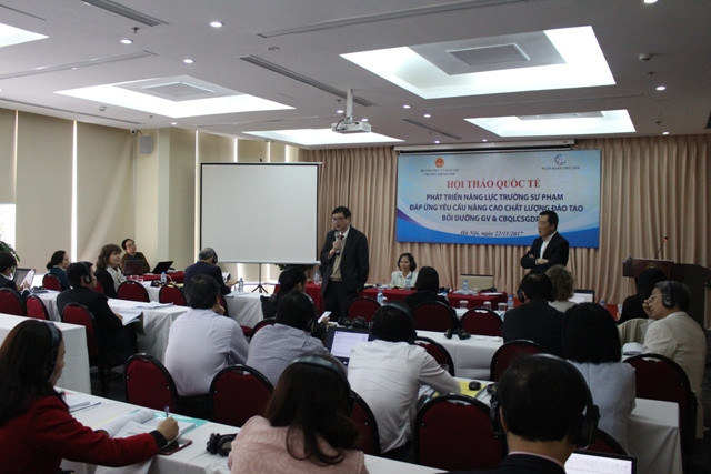 Đại diện trường ĐH Hong Kong chia sẻ tại hội thảo