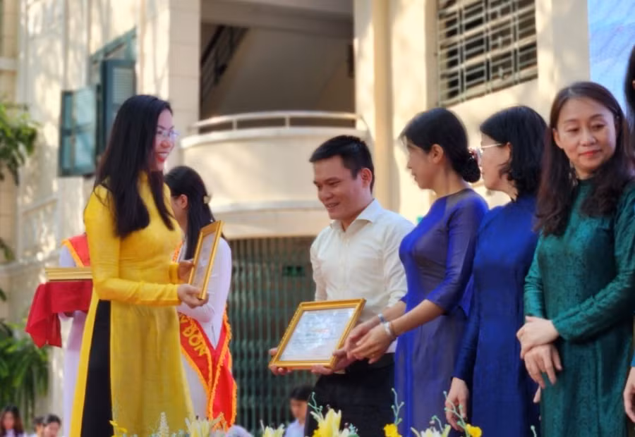 Cô Bùi Minh Tâm - Hiệu trưởng Trường THPT Lê Quý Đôn trao bằng khen cho các giáo viên.