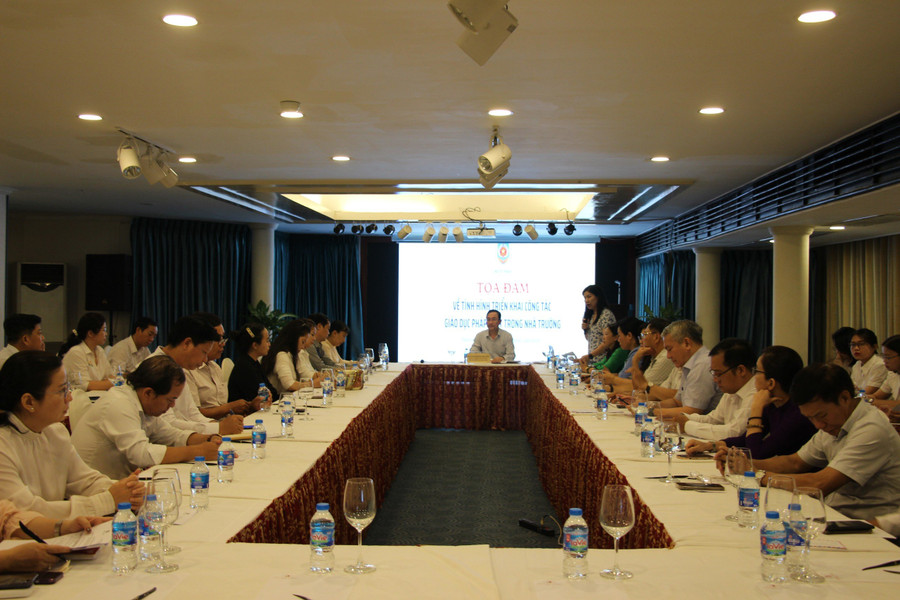 Toàn cảnh tọa đàm về tình hình triển khai công tác giáo dục pháp luật trong nhà trường.