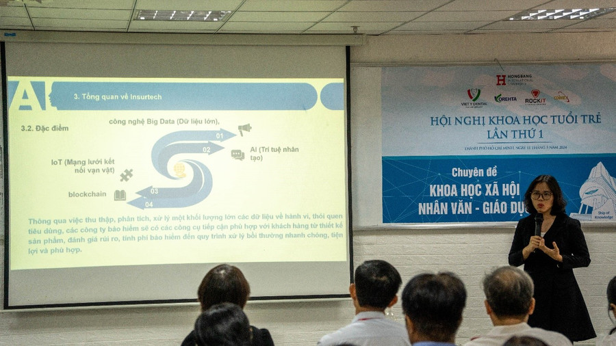 Một phiên báo cáo khoa học tại hội trường nhỏ trong khuôn khổ hội nghị.