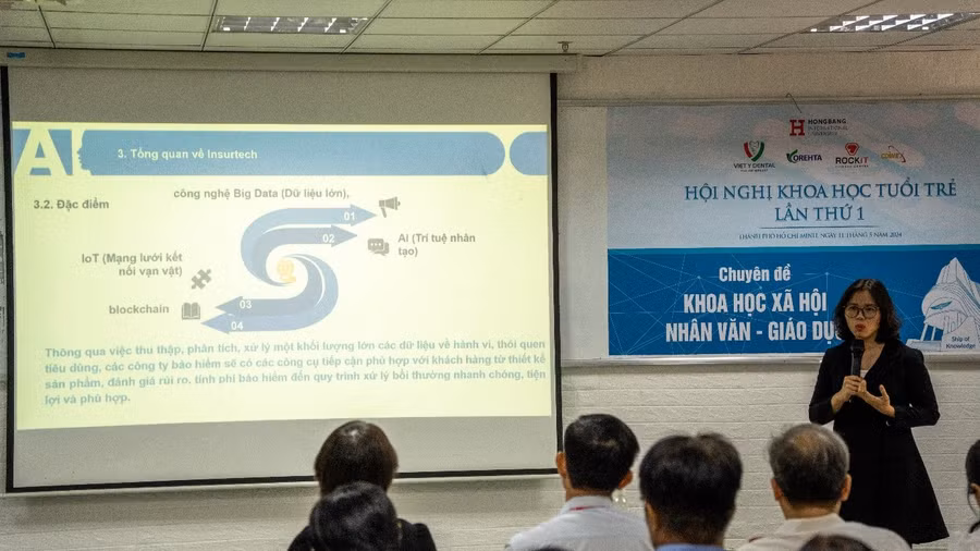 Một phiên báo cáo khoa học tại hội trường nhỏ trong khuôn khổ hội nghị.