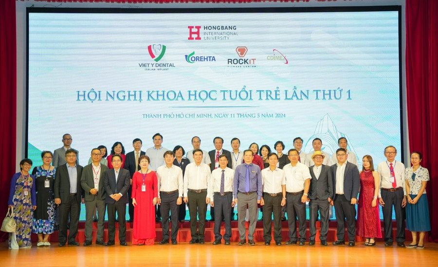 Đại diện Ban Giám hiệu HIU và các đại biểu khách mời tham gia hội nghị khoa học tuổi trẻ lần thứ 1.