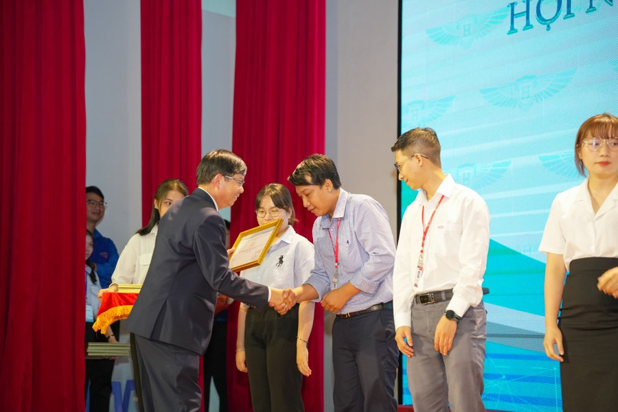 PGS.TS. Lê Khắc Cường – Phó Hiệu trưởng HIU trao tặng bằng khen cho các báo cáo viên khoa học trẻ tuổi xuất sắc tại hội nghị.