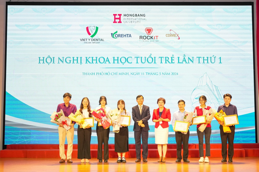 Các báo cáo viên khoa học trẻ được vinh danh trao thưởng tại hội nghị.