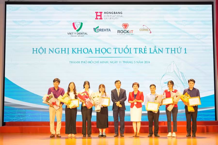 Các báo cáo viên khoa học trẻ được vinh danh trao thưởng tại hội nghị.
