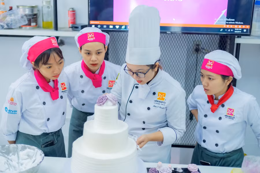 Học viên Trung tâm Hướng nghiệp Á - Âu thực hành làm bánh