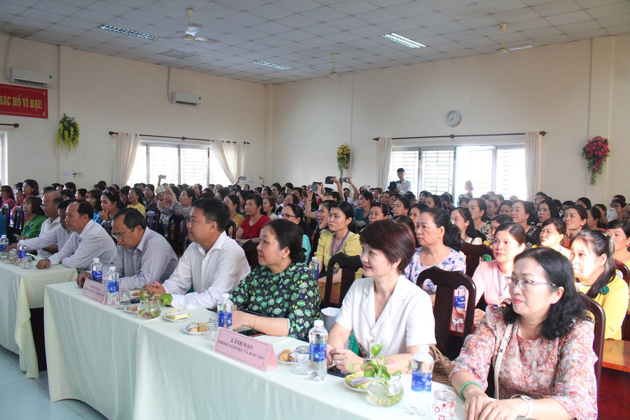 Đại biểu tham dự khai mạc hội thi.