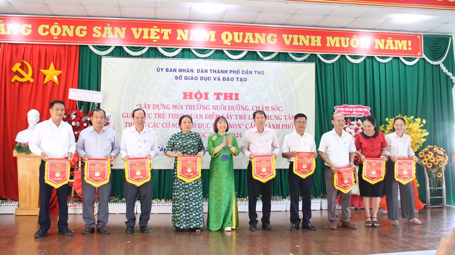 Ban Tổ chức tặng cờ lưu niệm cho các đơn vị tham gia hội thi.