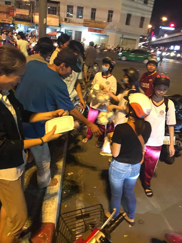Sẻ chia với những người kém may mắn hơn mình Sẻ chia với những người kém may mắn hơn mình