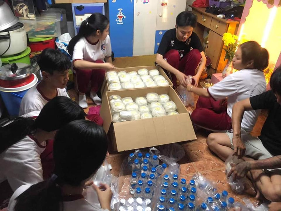 Các em chuẩn bị những phần quà nhỏ Các em chuẩn bị những phần quà nhỏ