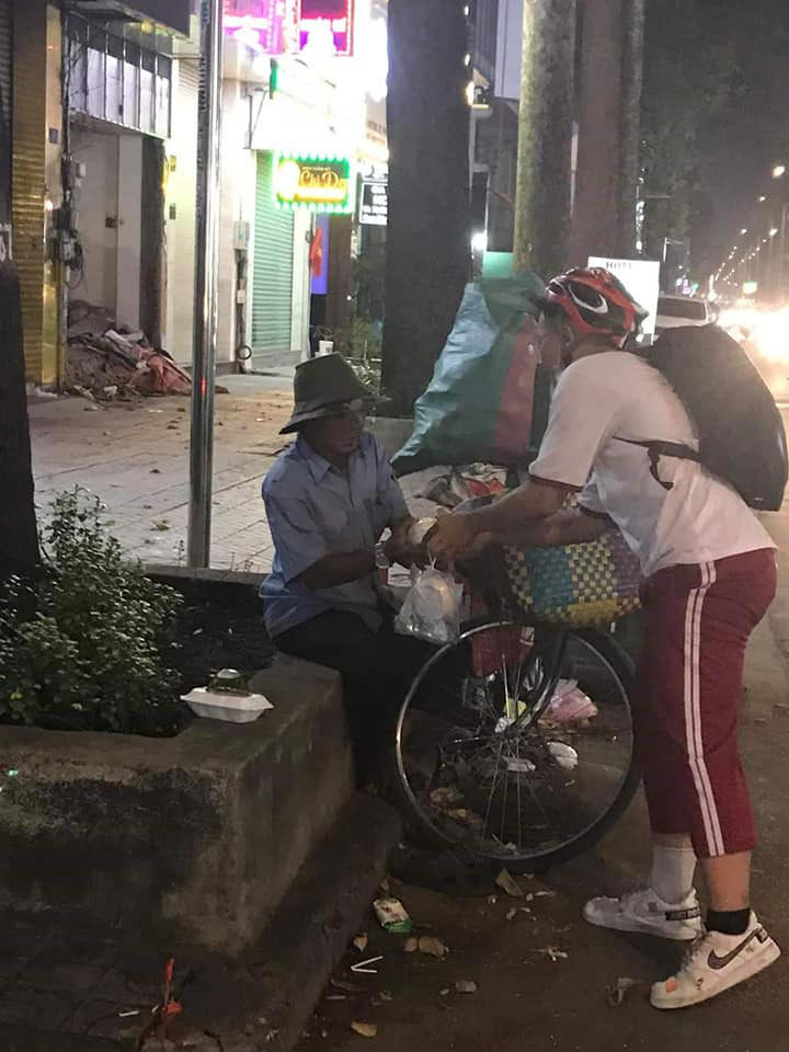 Hành động đẹp của các em học sinh được nhiều người khen ngợi Hành động đẹp của các em học sinh được nhiều người khen ngợi