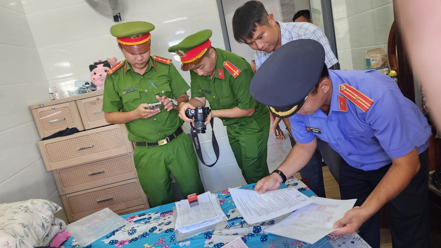 Cơ quan chức năng khám xét nơi ở của Lê Minh Điệp. Cơ quan chức năng khám xét nơi ở của Lê Minh Điệp.