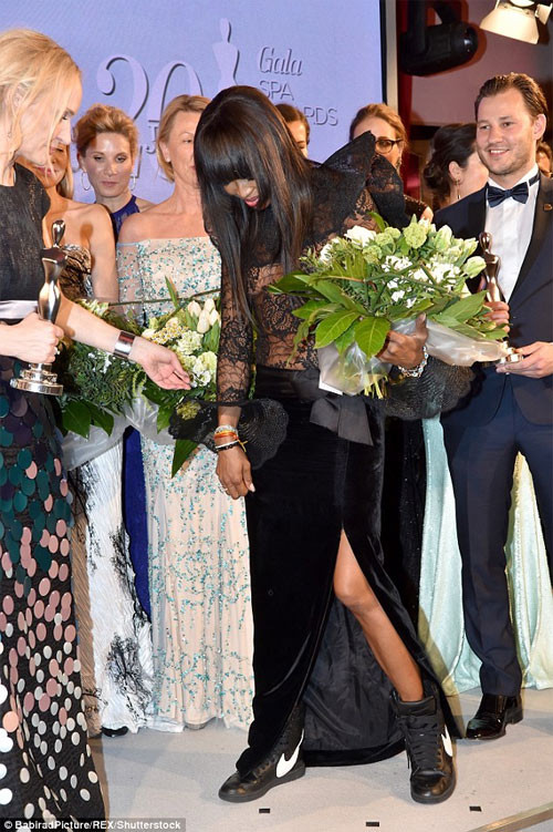 Báo đen Naomi Campbell áo mỏng như sương, quyến rũ khó lường! ảnh 4 Báo đen Naomi Campbell áo mỏng như sương, quyến rũ khó lường! ảnh 4
