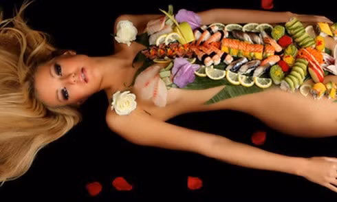 Người mẫu sushi khỏa thân: Người trơn mượt như nhung, nằm tiết chế cảm xúc