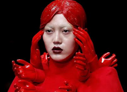 Rùng mình màn thời trang choe choét máu me