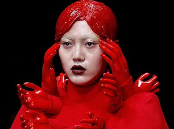 Rùng mình màn thời trang choe choét máu me ảnh 1 Rùng mình màn thời trang choe choét máu me ảnh 1