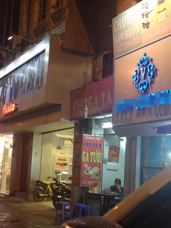 Tranh cãi chuyện quán bình dân chém đẹp 300.000 đồng/bát phở gà ta - Ảnh 3.