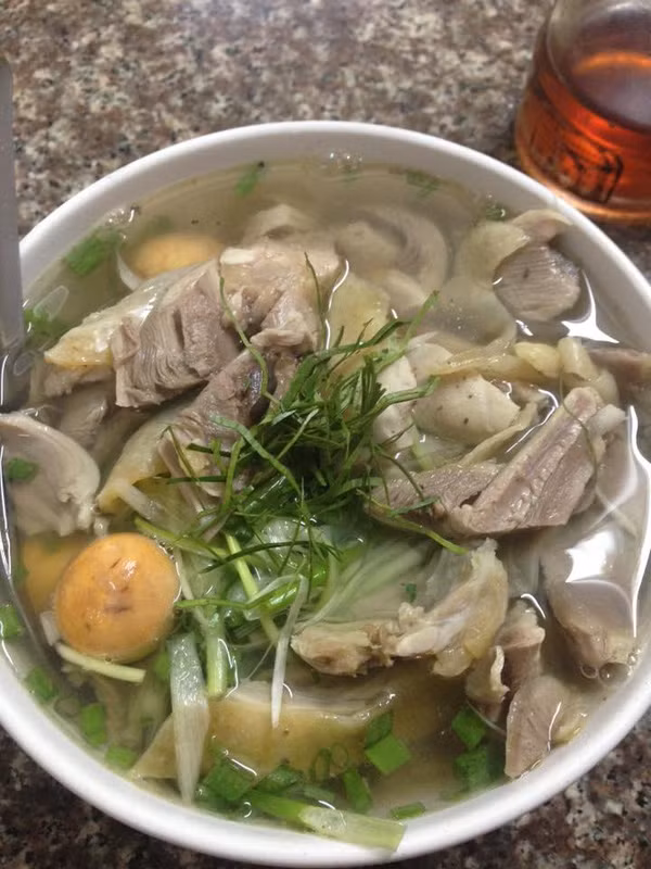 Tranh cãi chuyện quán bình dân chém đẹp 300.000 đồng/bát phở gà ta - Ảnh 2.