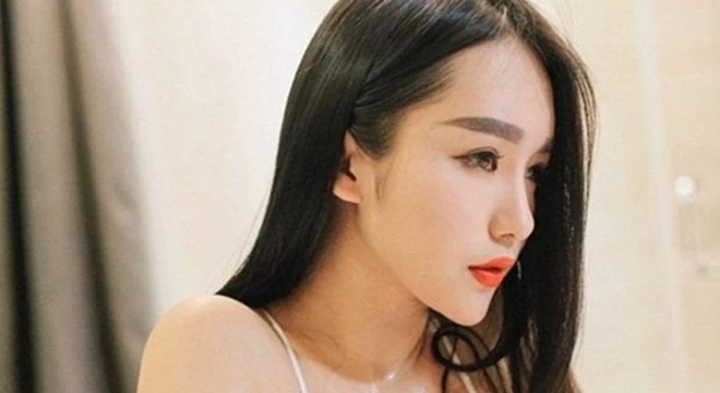 Ảnh khoe da thịt của cô gái chưa đủ 18 tuổi gây tranh cãi