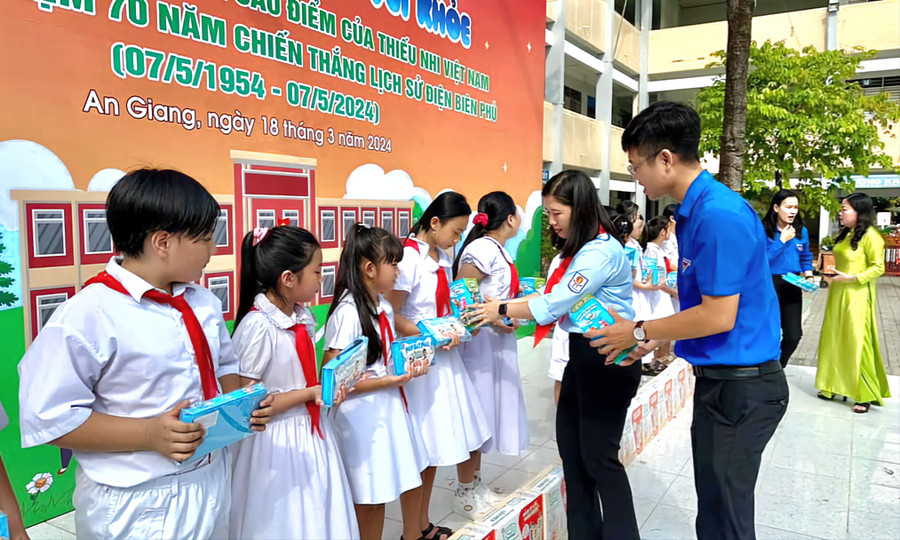 Tặng quà cho thiếu nhi tham gia các hoạt động vui chơi.