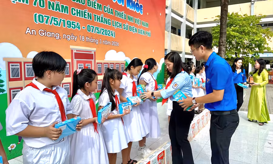 Tặng quà cho thiếu nhi tham gia các hoạt động vui chơi.