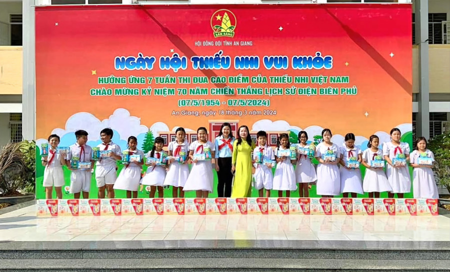Tặng quà cho thiếu nhi có hoàn cảnh khó khăn.