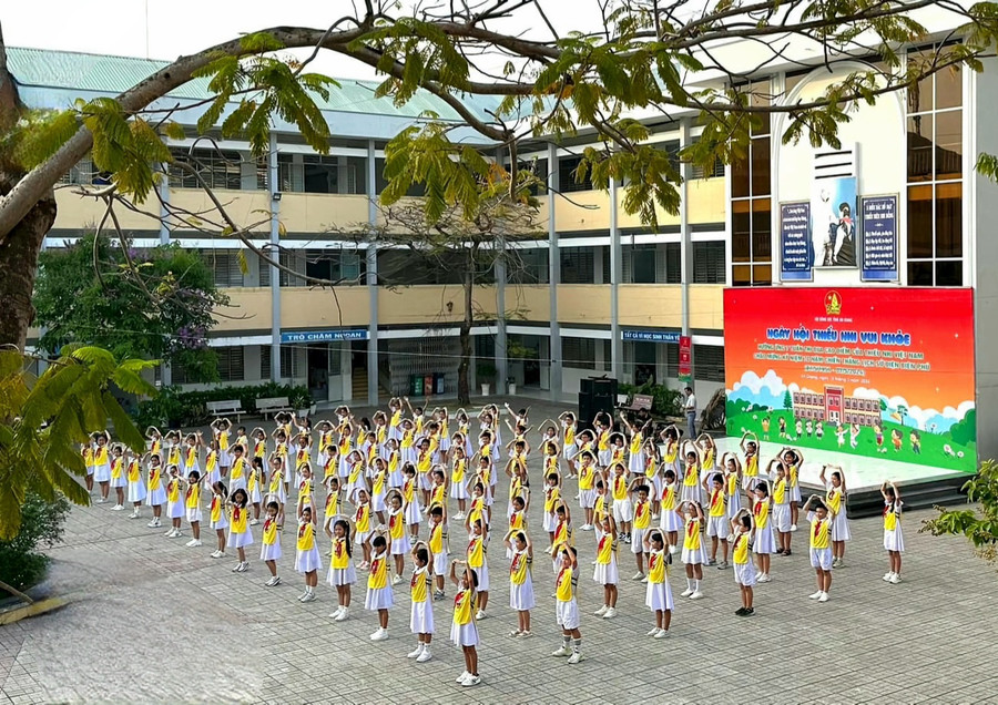 Các em thiếu nhi tham gia đồng diễn trong ngày hội.