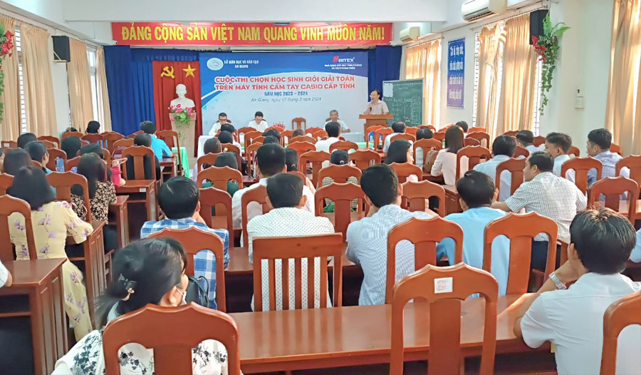 Đại biểu và thí sinh tham dự buổi khai mạc và sinh hoạt quy chế thi.