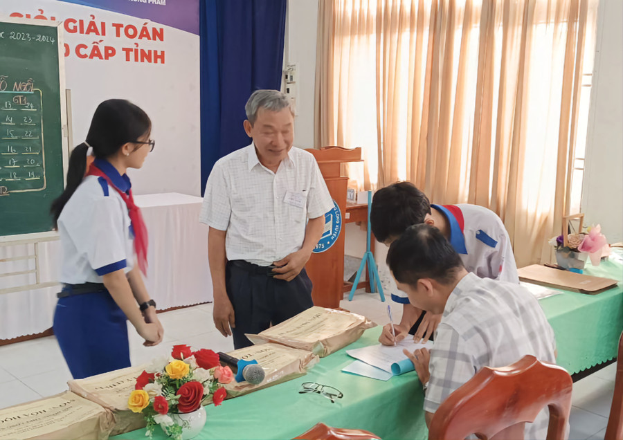 Thí sinh cùng kiểm tra phong bì đựng đề thi.