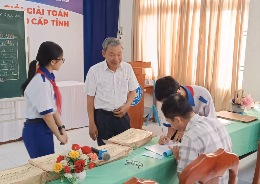 Thí sinh cùng kiểm tra phong bì đựng đề thi.