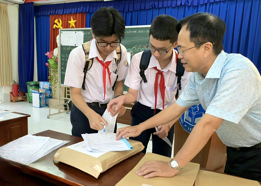 Thí sinh cùng kiểm tra phong bì đựng đề thi.