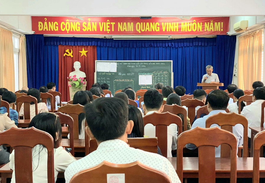 Ông Huỳnh Duy Khánh - Chủ tịch Hội đồng thi Trường THPT Long Xuyên sinh hoạt nội quy thi.