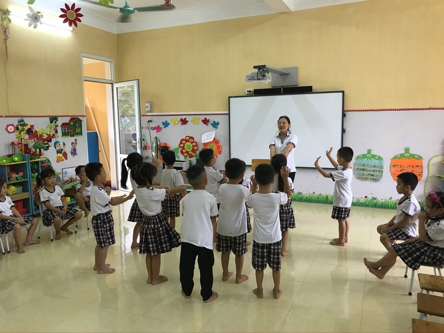 Khích lệ sự sáng tạo trong các giờ học mà chơi của trẻ 5 tuổi. Ảnh: TG Khích lệ sự sáng tạo trong các giờ học mà chơi của trẻ 5 tuổi. Ảnh: TG