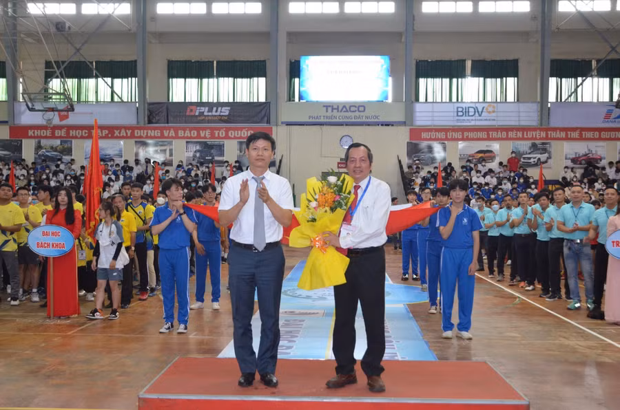 Đại diện Vụ Giáo dục thể chất, Bộ GD&ĐT tặng hoa chúc mừng Đại hội Thể thao sinh viên Đại học Đà Nẵng