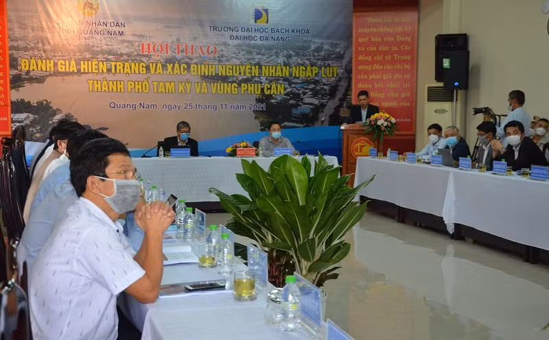Trường ĐH Bách khoa, ĐH Đà Nẵng và UBND Quảng Nam đồng chủ trì hội thảo đề xuất giải pháp ứng phó ngập lụt thành phố Tam Kỳ.