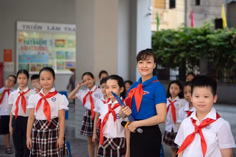 Cô Vũ Thị Thanh Xuân - giáo viên Trường Tiểu học Chu Văn An cùng học trò.