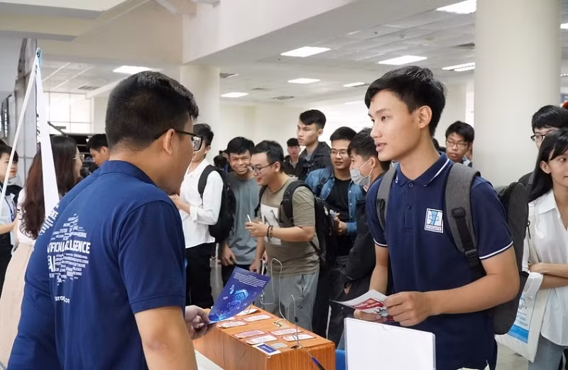  Sinh viên Trường Đại học Bách khoa, Đại học Đà Nẵng tham gia Ngày hội việc làm khối ngành công nghệ tháng 4/2021.