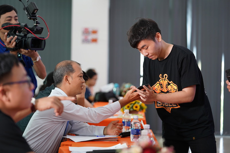 Sinh viên FPT Edu thực hiện phần demo sản phẩm và trả lời câu hỏi phản biện của Giám khảo.