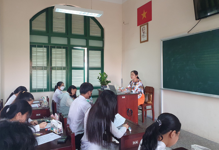 Cho HS tiếp cận đề tham khảo, thi thử tốt nghiệp THPT là giải pháp được nhà trường lựa chọn để thầy, trò ôn luyện hiệu quả. Cho HS tiếp cận đề tham khảo, thi thử tốt nghiệp THPT là giải pháp được nhà trường lựa chọn để thầy, trò ôn luyện hiệu quả.