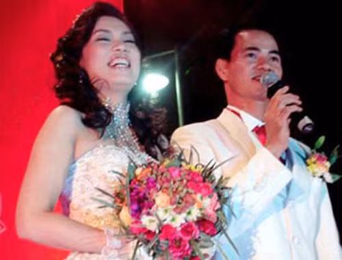 Trong dàn diễn viên phim ngày ấy, nam nghệ sĩ 38 tuổi có sự nghiệp thuận lợi nhất. Thay đổi dòng phim bi kịch sang hài kịch, anh ghi điểm mạnh mẽ khi thời Gặp nhau cuối tuần hưng thịnh. Xuân Bắc kết hôn cuối năm 2006 với Hồng Nhung, một tiểu thư Hà thành sinh ra trong một gia đình khá giả. Ảnh: Danviet