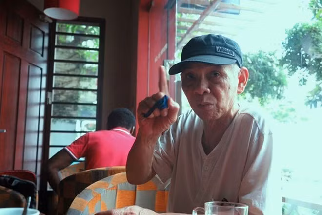 Vai diễn gần đây được chú ý của ông là lão Hàm trong Đất và người. Từng có lần chia sẻ về cuộc sống gia đình, ông chỉ cười buồn. “Đời tôi gần 30 năm sống một thân một mình, vợ con có mà như không vì đều định cư ở nước ngoài. Tôi quen dần với sự cô đơn, nhưng vào những lúc buồn bã, tôi vẫn muốn có người thân ở bên”. Ở tuổi ngoài 70, nghệ sĩ Duy Hậu hiếm khi xuất hiện trên màn ảnh. Ông còn từng ngày chống chọi với căn bệnh thận dẫn đến đau khắp người, mất ngủ. Ảnh: laodong.