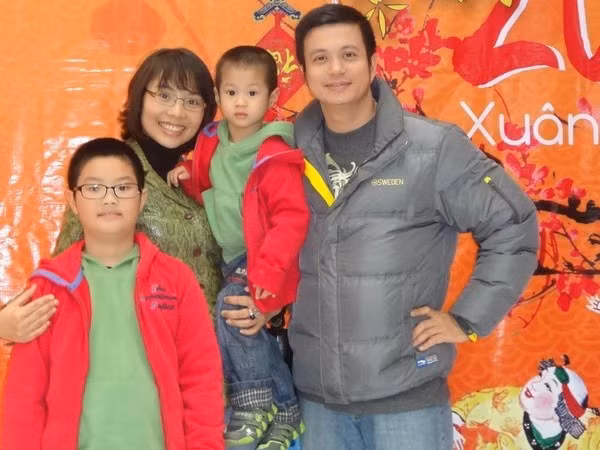 Ở ngoài tuổi tứ tuần, Bá Anh bằng lòng với cuộc sống hiện tại, ngày ngày đóng kịch, làm phim. Anh luôn tự hào về gia đình nhỏ của mình bên vợ và ba con. Gần đây, anh gật đầu tham gia Những ngọn nến trong đêm phần 2.