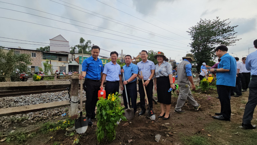 Các đơn vị trong ngành đường sắt khu vực Sài Gòn – Bình Dương đã tích cực, chủ động phối kết hợp với chính quyền địa phương, các tổ chức đoàn thể để triển khai mạnh mẽ phong trào “Đường tàu - Đường hoa”. Các đơn vị trong ngành đường sắt khu vực Sài Gòn – Bình Dương đã tích cực, chủ động phối kết hợp với chính quyền địa phương, các tổ chức đoàn thể để triển khai mạnh mẽ phong trào “Đường tàu - Đường hoa”.