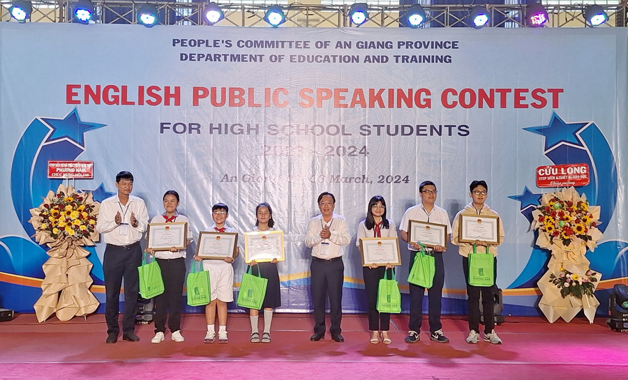 Trao khen thưởng cho các thí sinh đạt giải Nhất tại hội thi.