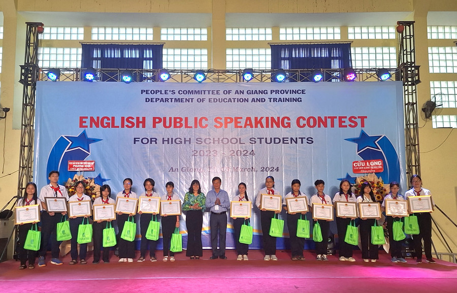 Trao khen thưởng cho thí sinh đạt giải Nhì tại hội thi.