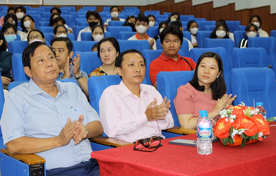 Ông Nguyễn Huỳnh Trung Kiên, cháu ngoại liệt sĩ Huỳnh Thiện Nghệ (ngồi giữa) tham dự lễ trao học bổng.