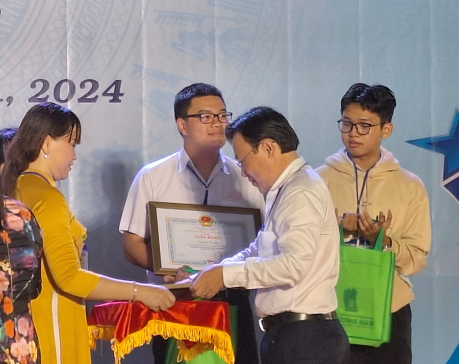 Ông Trần Tuấn Khanh - Phó Giám đốc Sở GD&amp;ĐT An Giang, Trưởng ban tổ chức Hội thi trao khen thưởng cho thí sinh đạt giải Nhất.