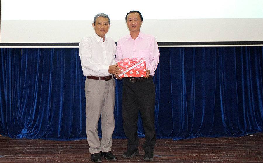 PGS.TS Hồ Thanh Bình - Phó Hiệu trưởng Trường ĐH An Giang trao quà lưu niệm của Hội Khuyến học tỉnh An Giang cho gia đình liệt sĩ Huỳnh Thiện Nghệ. PGS.TS Hồ Thanh Bình - Phó Hiệu trưởng Trường ĐH An Giang trao quà lưu niệm của Hội Khuyến học tỉnh An Giang cho gia đình liệt sĩ Huỳnh Thiện Nghệ.